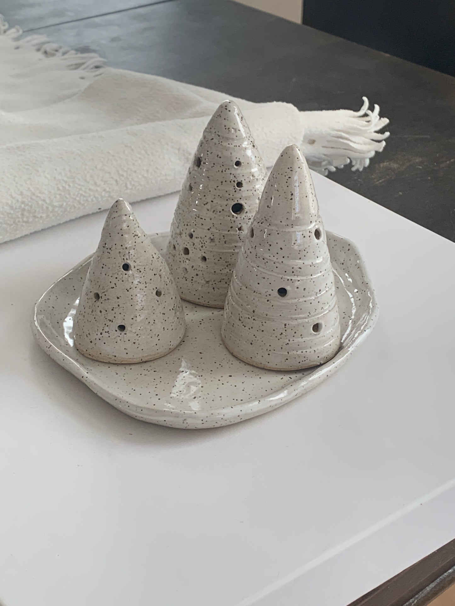 Set of 3 stoneware Christmas trees with plate