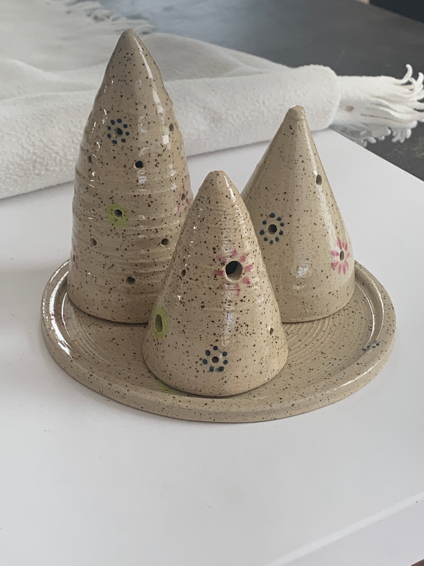 Set of 3 stoneware Christmas trees with plate
