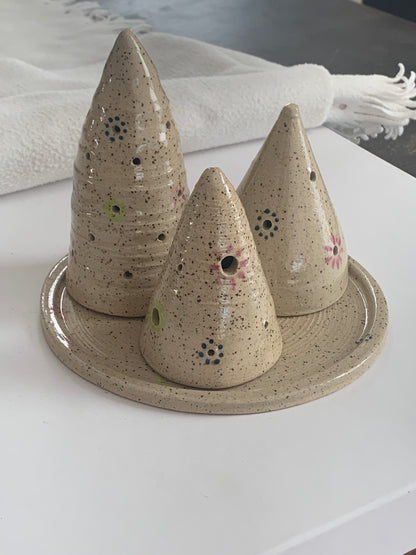 Set of 3 stoneware Christmas trees with plate