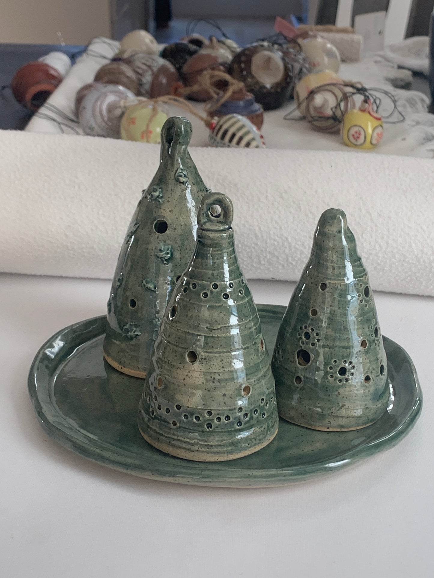 Set of 3 stoneware Christmas trees with plate