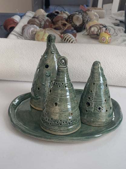 Set of 3 stoneware Christmas trees with plate