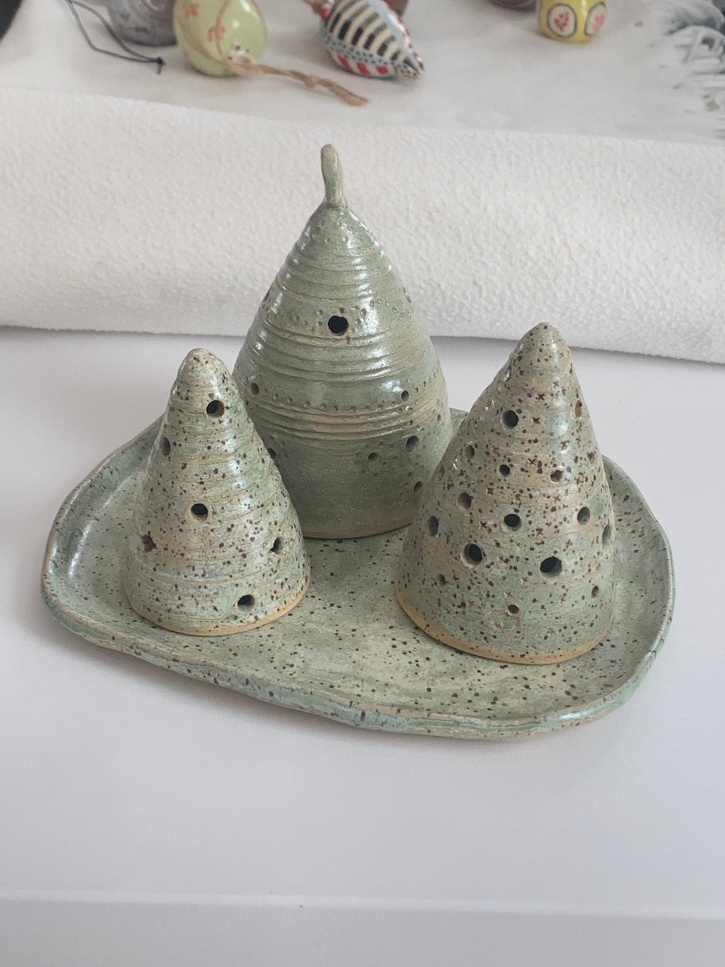 Set of 3 stoneware Christmas trees with plate