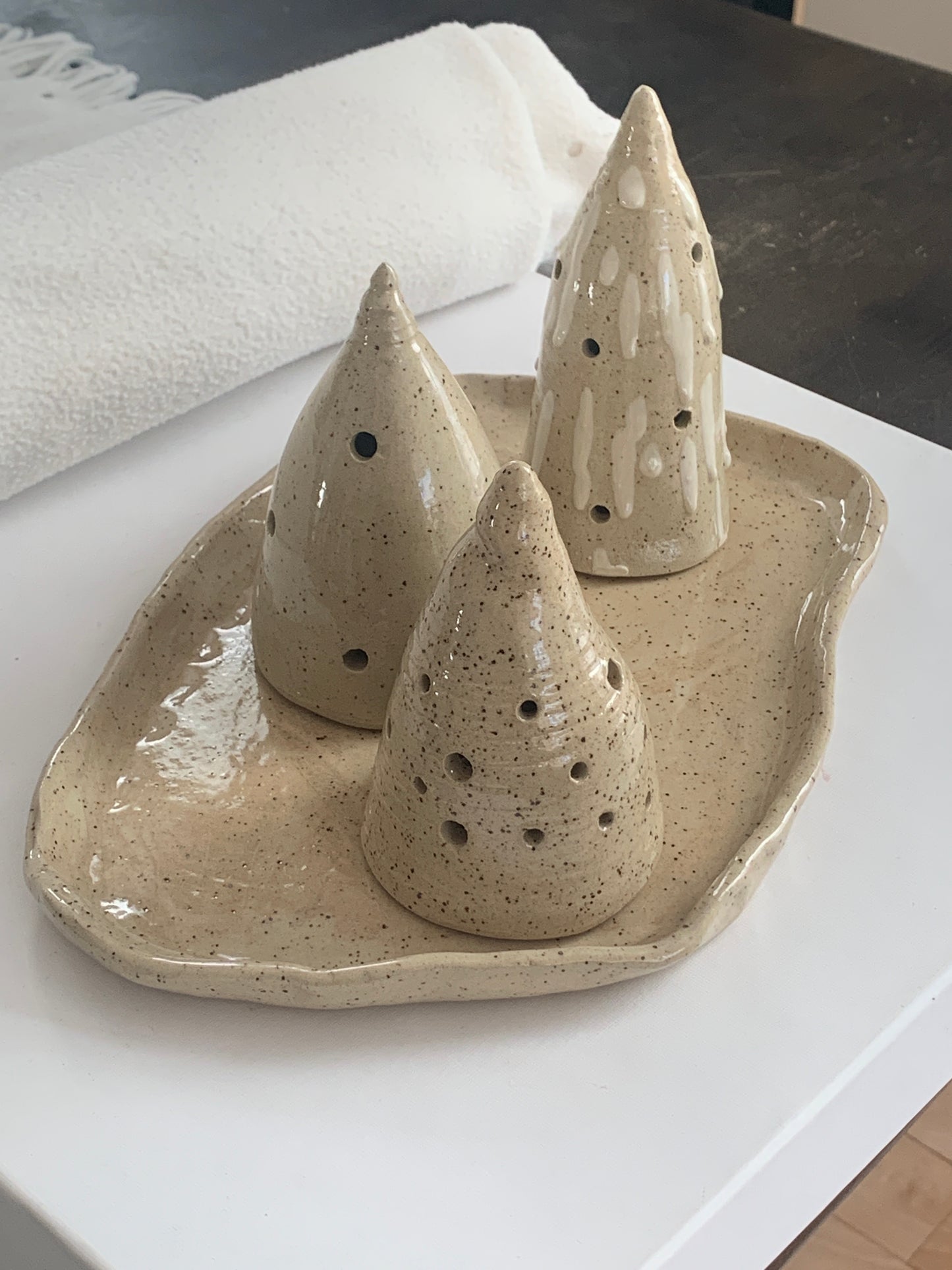 Set of 3 stoneware Christmas trees with plate