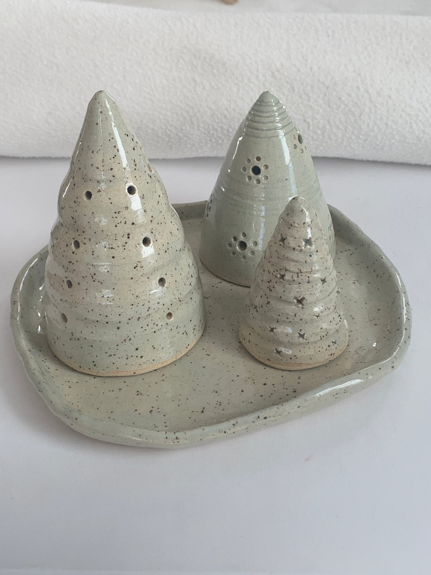Set of 3 stoneware Christmas trees with plate