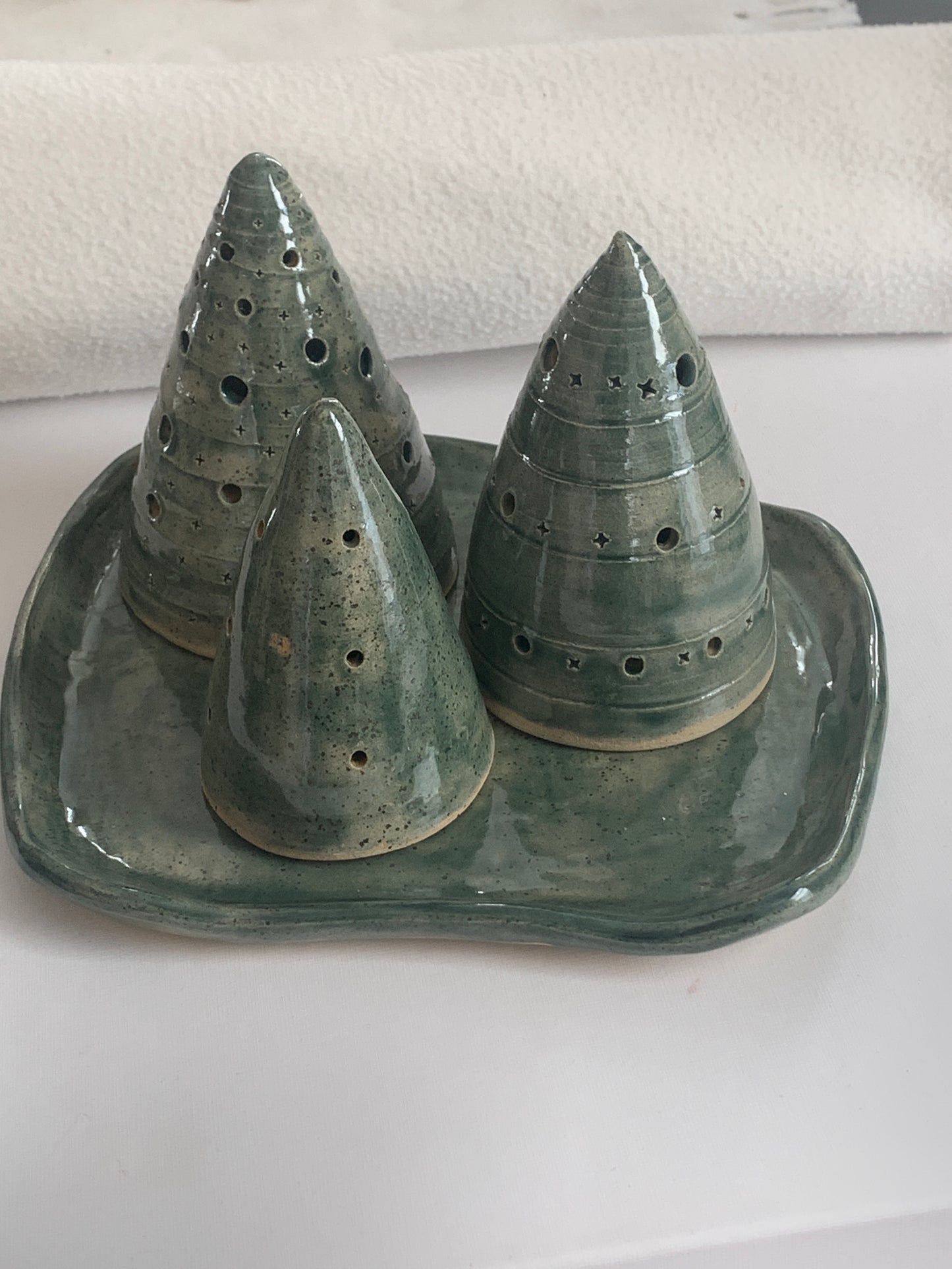 Set of 3 stoneware Christmas trees with plate